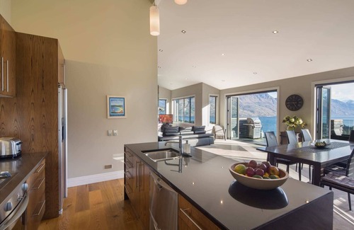 Queenstown City Centre Apartment | Villa Moana | Lake Views, Gas Fire, BBQ, Parking