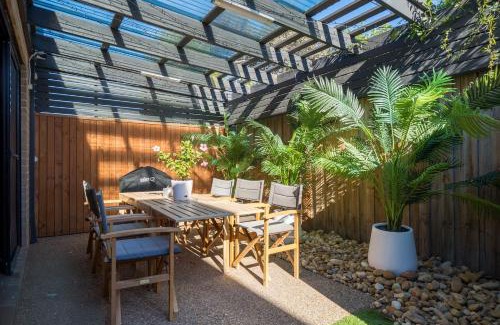 Rosebud Villa | Villa Morava - Pet-friendly Beachside Comfort