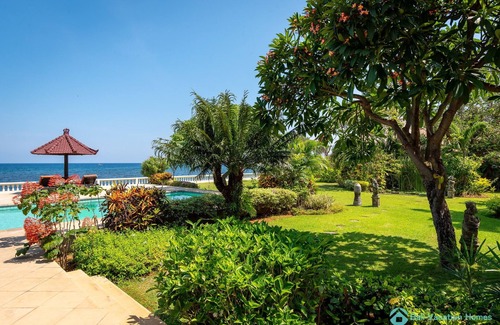 Dencarik House | Villa Namasté - Beachfront @ Lovina Beach, 8P, Private Pool, BBQ