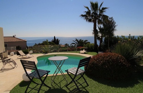 Antheor House | Villa near the beach for 8-9 people, air con, pool, secure private estate
