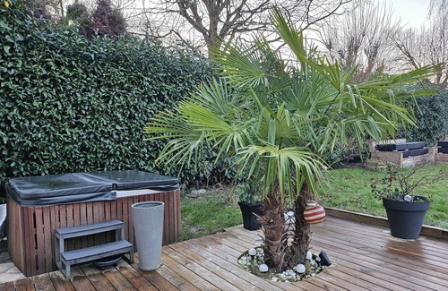 Saint-Nom-la-Breteche Villa | Villa Neuve Centre Village