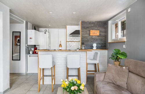 Cuers Apartment | Villa Nui - Comfortable apartment - Summer terrace and private parking.