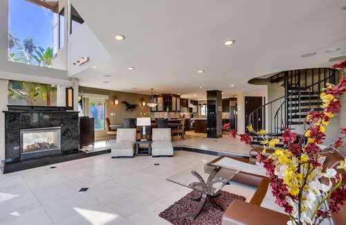 Crown Point House | Villa on the Bay | 6BR MB Gem w/Spacious Yard