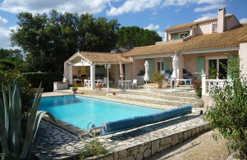 Poulx Villa | Villa on the heights of Nimes /Pont du gard