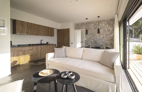 Paleros Villa | Villa Oneiro. 3 bed Private Pool Sea View