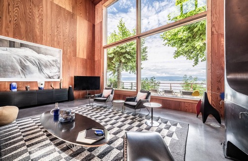 Thonon-les-Bains Villa | Villa 'Otoctone Bord Du Lac Léman' with Lake View, Wi-Fi and Air Conditioning