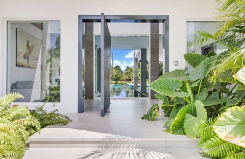 Bavaro Villa | Villa Palma: Modern golf front villa, lap pool, Jacuzzi, billiards & full staff