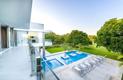 Bavaro Villa | Villa Palma: Modern golf front villa, lap pool, Jacuzzi, billiards & full staff