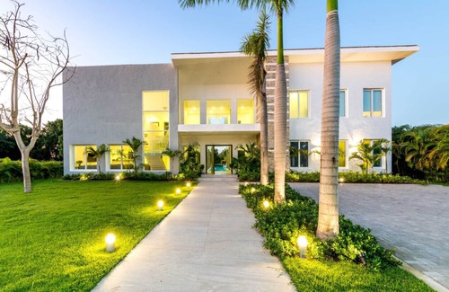 Bavaro Villa | Villa Palma: Modern golf front villa, lap pool, Jacuzzi, billiards & full staff