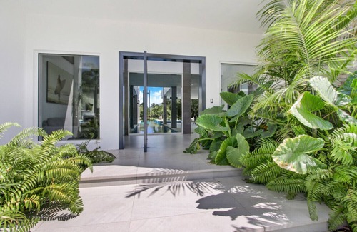 Bavaro Villa | Villa Palma: Modern golf front villa, lap pool, Jacuzzi, billiards & full staff