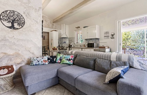 Cuers Villa | Villa 'Palmiers En Couleurs' with Mountain View, Private Pool and Wi-Fi