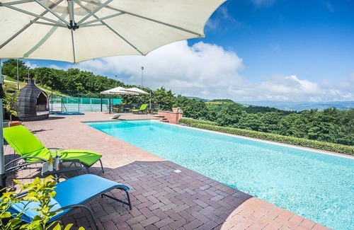 Acqua Loreto Villa | Villa Palombara: country villa with heatable gated pool, tennis court & cook