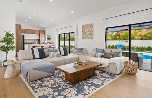 Richmond West House | Villa Paradise ~ Miami Lux Gem ~ Heated Pool ~ Game Room