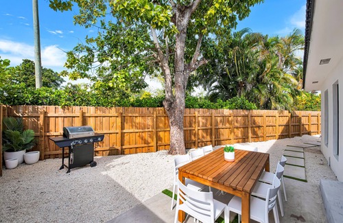 North Miami Villa | Villa Parque 7BR Pickleball/Volleyball/B-ball/Mini Golf