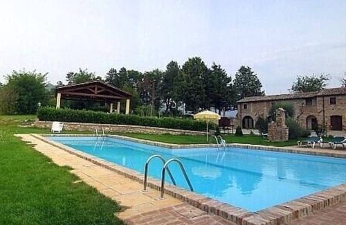 Montone House | Villa Pavone B: A welcoming apartment that covers the entire first floor of a villa surrounded by the greenery, with Free WI-FI.