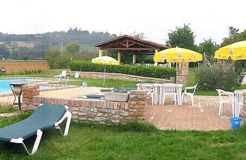 Montone House | Villa Pavone B: A welcoming apartment that covers the entire first floor of a villa surrounded by the greenery, with Free WI-FI.