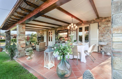 Lucca Historical Center Villa | VILLA PEMOLA a Luxury Farmhouse with Garden and bikes in Lucca Town