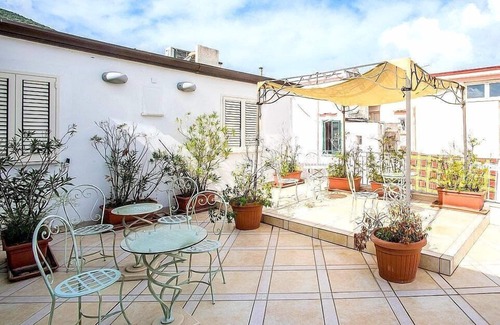 Ischia Porto House | Villa Peonia B: A welcoming apartment which faces the sun and the sea, with Free WI-FI.