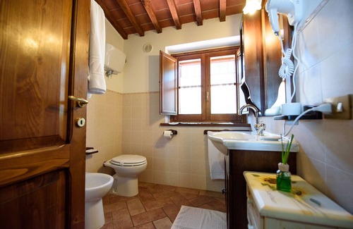 Lisciano Niccone Villa | Villa Perugini, 5 bedrooms split in 3 flats, Trasimeno lake view, private pool