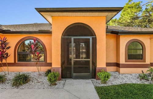 Centennial Villa | Villa Poolside Paradise: Unwind in Tropical Style!