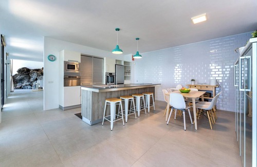 Tacoronte Villa | Villa "Prismar" close to the Sea with Sea View, El Teide Views, Pool, Wi-Fi & Terraces
