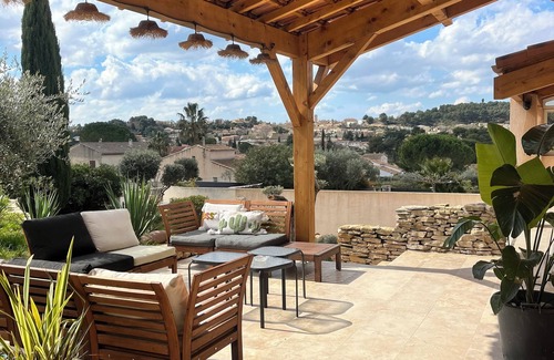 Velaux Villa | Villa provençale 8 pers. with swimming pool, air conditioning, calm and greenery with view.