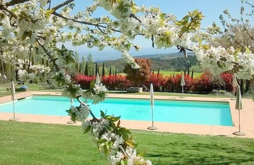 Gambassi Terme House | Villa Rama: A splendid seventeenth-century two-story historical villa surrounded by meadows and by green hills, with Free WI-FI.