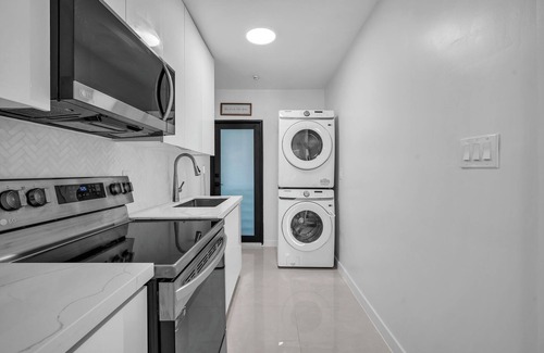 Northeast Coconut Grove House | Villa Roads 2/2 King Bed, Laundry Coral Gables, Brickell, Little Havana, Airport