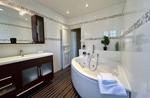 Blandy House | Villa Romantique Avec Bains à Remous et Salle Billard