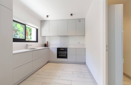Sanary-sur-Mer Villa | Villa Romy, new, quiet location with shared pool