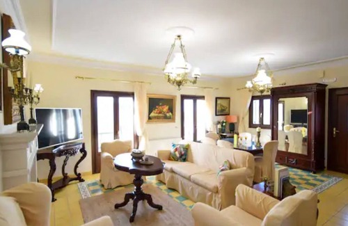 Lusaka Bed & Breakfast | Villa Rose lovely, spacious, low density area, near major malls, with a pool