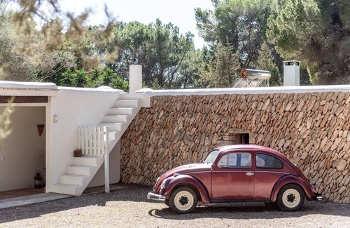 Santa Eulalia del Rio Villa | Villa Sa Tanca 6rooms ,in Puig d’en Valls, 6mins to IbizaTown, perfect for 12ppl