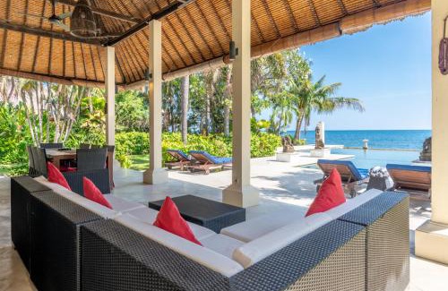 Banjartegehe Villa | Villa Sali: luxury beach villa with staff!