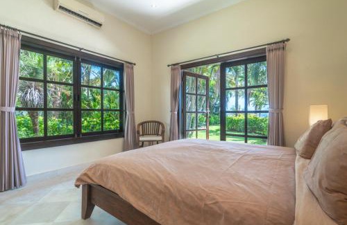 Banjartegehe Villa | Villa Sali: luxury beach villa with staff!