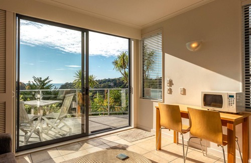 Palm Beach Apartment | Villa Sapphire - Villa Sapphire is a neat and tidy 1 bedroom, 1 bathroom holiday accommodation located within the Waiheke Island Resort in Palm Beach. The Villa is bright and fresh and very well equipped with everything you may require in order to ha