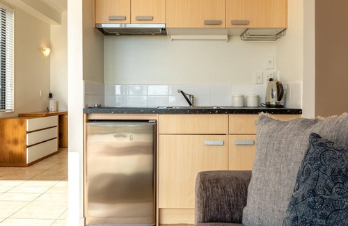 Palm Beach Apartment | Villa Sapphire - Villa Sapphire is a neat and tidy 1 bedroom, 1 bathroom holiday accommodation located within the Waiheke Island Resort in Palm Beach. The Villa is bright and fresh and very well equipped with everything you may require in order to ha