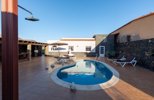 Tuineje Villa | VILLA SARA… Spectacular and relaxing villa with barbecue pool and gym