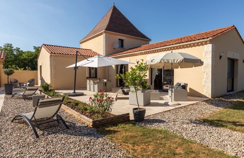 Sarlat-la-Caneda Villa | Villa Sarlat, air-conditioned, 3 bedrooms, heated swimming pool, pool house .
