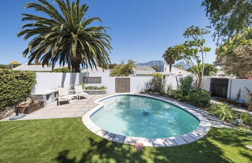 Plumstead House | Villa Sauvignon – Modern Home with Heated Pool, Outdoor Kitchen & Mountain Views