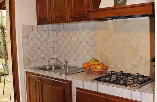 Colle di Val d'Elsa House | Villa Saveria E: A graceful apartment surrounded by the greenery.