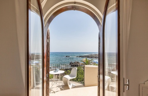 Giardini Naxos Villa | Villa Schisò, exclusive location on the sea, with pool, near Taormina