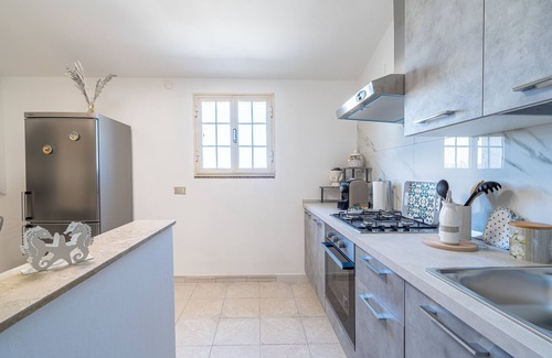 Tiche Apartment | Villa Segesta holiday flat with terrace, WiFi and air conditioning