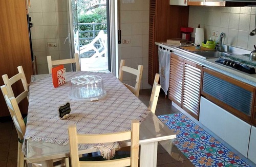 Catania Villa | Villa Sicilia is surrounded by greenery with free reserved indoor parking