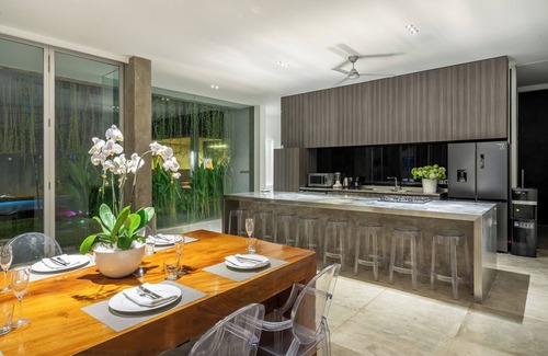 Dyanapura Villa | Villa Simpatico Spacious 6 BR Villa Retreat in Central Seminyak