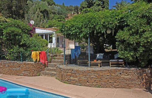 La Londe-les-Maures Villa | Villa sleeps 4, private pool with view, 15 min beach!