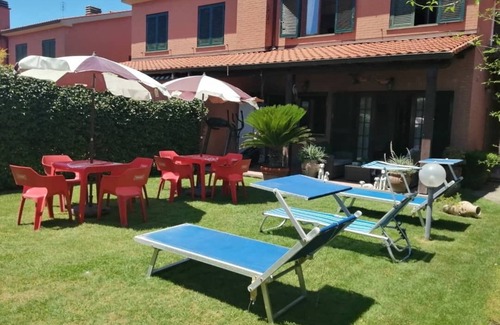 Zona XXX Castel Fusano Villa | Villa Sleeps 6 with Garden and Gym