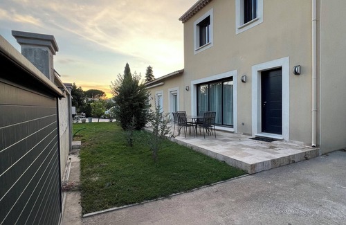 Morieres-les-Avignon Villa | Villa Sous l'Olivier de Provence. Modern, family-friendly, and close to Avignon.