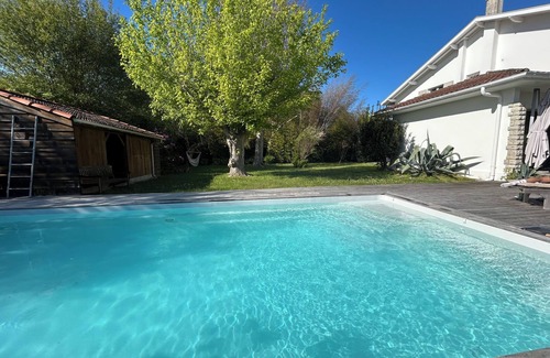 Soustons Villa | Villa Spacieuse 200m2 Offrant Calme Fraîcheur Séparée du lac par la Pinède