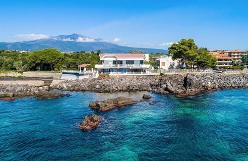 Stazzo Villa | Villa Sul Mare - Eight Bedroom Villa, Sleeps 16
