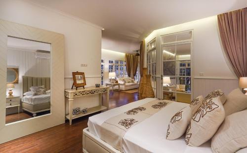 Lodtunduh Villa | Villa Symphony White by BaliSuperHost